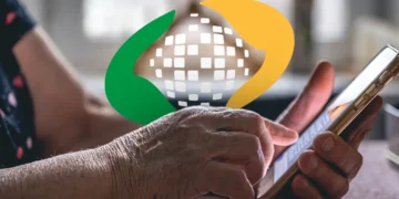 Pessoa idosa acessando o Benefício de Prestação Continuada (BPC) pelo celular.