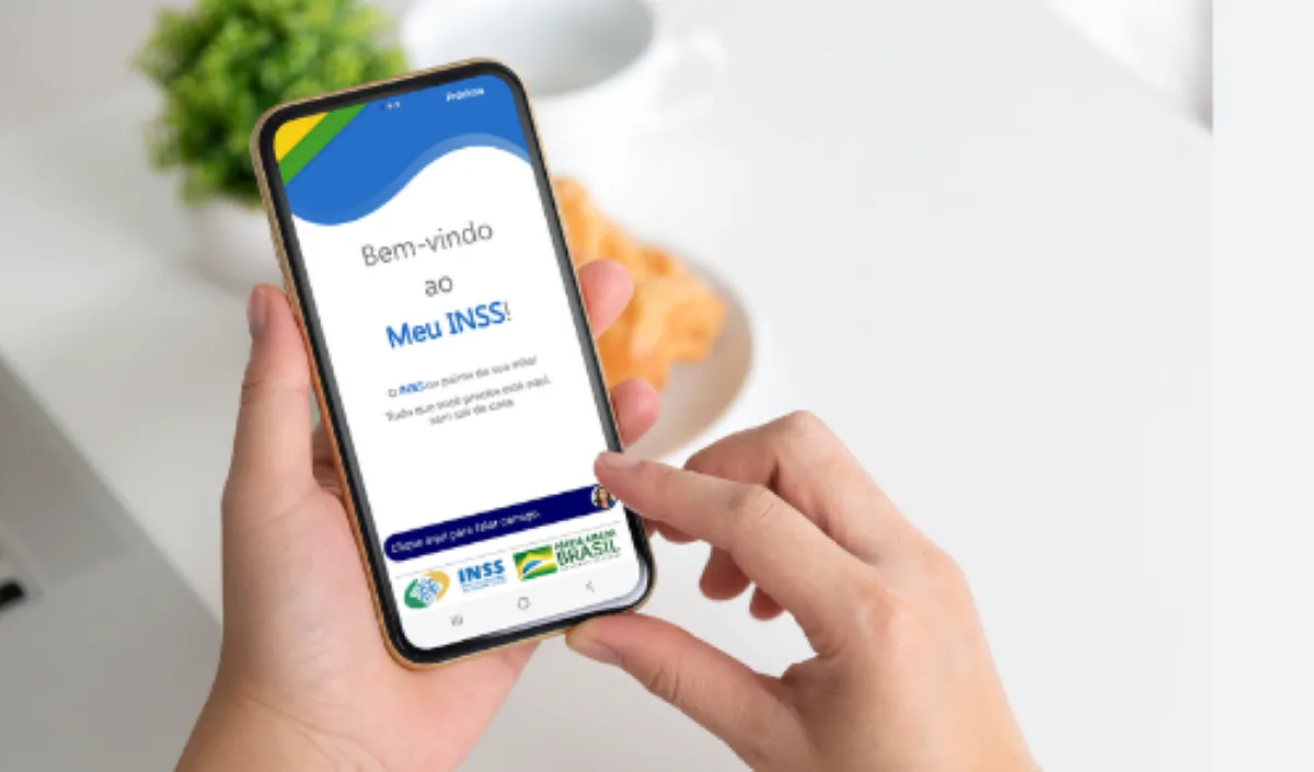 Usuário acessando o aplicativo Meu INSS pelo celular.