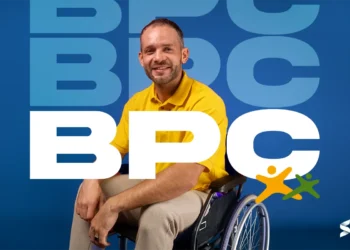 Homem cadeirante sorrindo, com fundo azul e a sigla BPC em destaque, com as mudanças do BPC