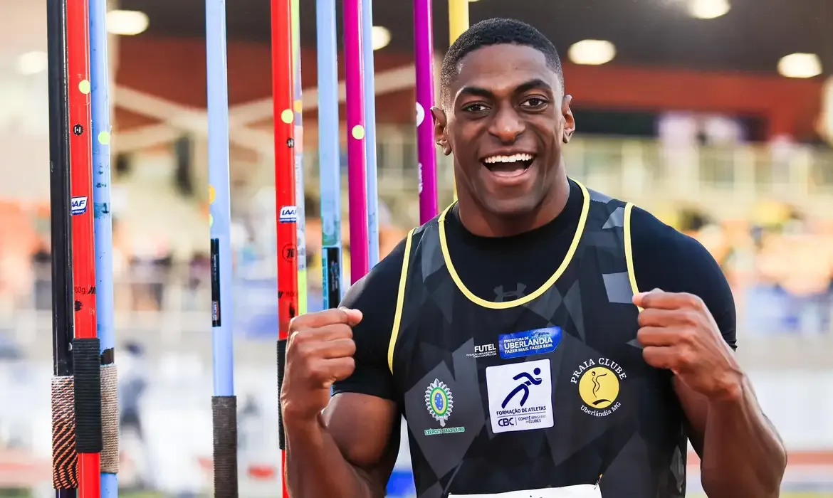 Atleta sorrindo após vitória, representando os benefícios do Programa Talento Esportivo.