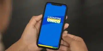 Pessoa segurando um celular com a tela do aplicativo Cadastro Único aberta.