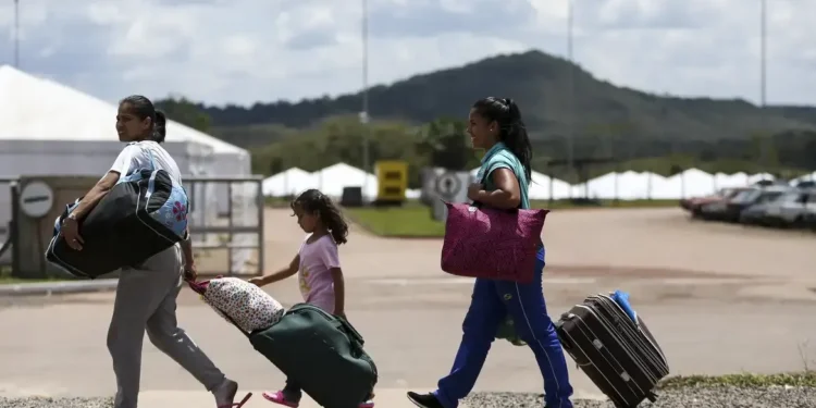Famílias de imigrantes brasileiros retornando ao Brasil, com malas e bolsas.