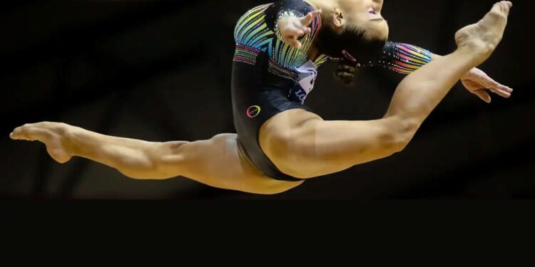 Atleta de ginástica saltando em competições, representando o Programa Bolsa Atleta.