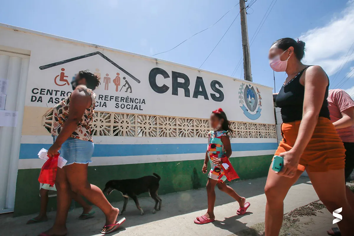  Pessoas acessando o CRAS para acompanhamento de benefícios sociais.