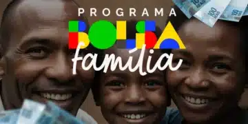 Logo do Programa Bolsa Família com uma família sorridente e notas de 100 reais.