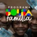Logo do Programa Bolsa Família com uma família sorridente e notas de 100 reais.