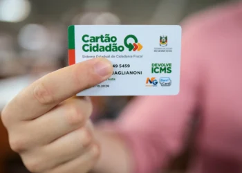 Pessoa segurando o Cartão Cidadão, identificando o beneficiário.