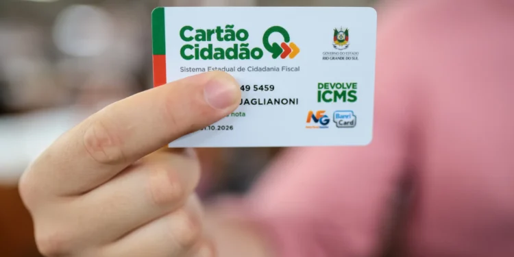 Pessoa segurando o Cartão Cidadão, identificando o beneficiário.