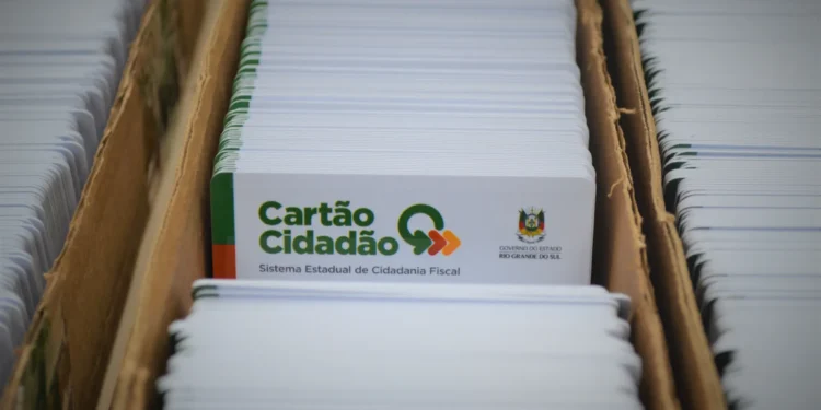 Cartões Cidadão empilhados em uma caixa.