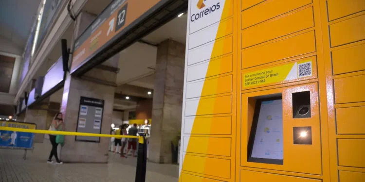 Terminal de autoatendimento dos Correios, oferecendo serviço para renegociação de dívidas e limpeza de nome.