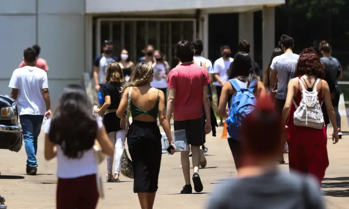 Estudantes caminhando, representando os beneficiários do programa com foco no Enem 2024.