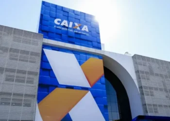 Fachada de um prédio da Caixa Econômica Federal com logo em destaque.
