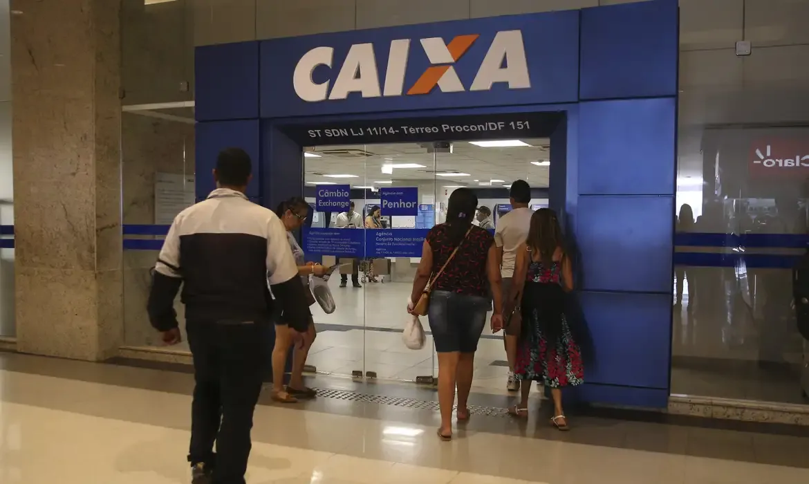 Clientes entrando em uma agência da Caixa Econômica Federal.