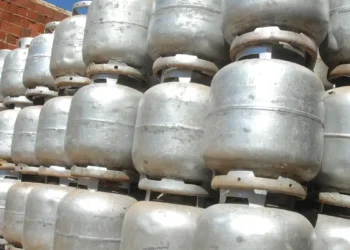 Pilha de botijões de gás armazenados ao ar livre.