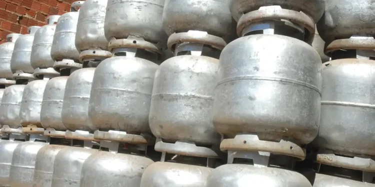 Pilha de botijões de gás armazenados ao ar livre.