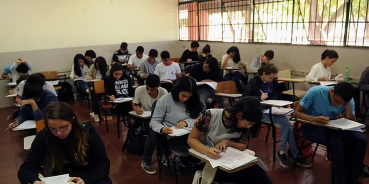 Estudantes durante prova em sala de aula.