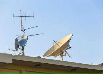 Antenas de TV e satélite instaladas em telhado, captando sinais para transmissão.