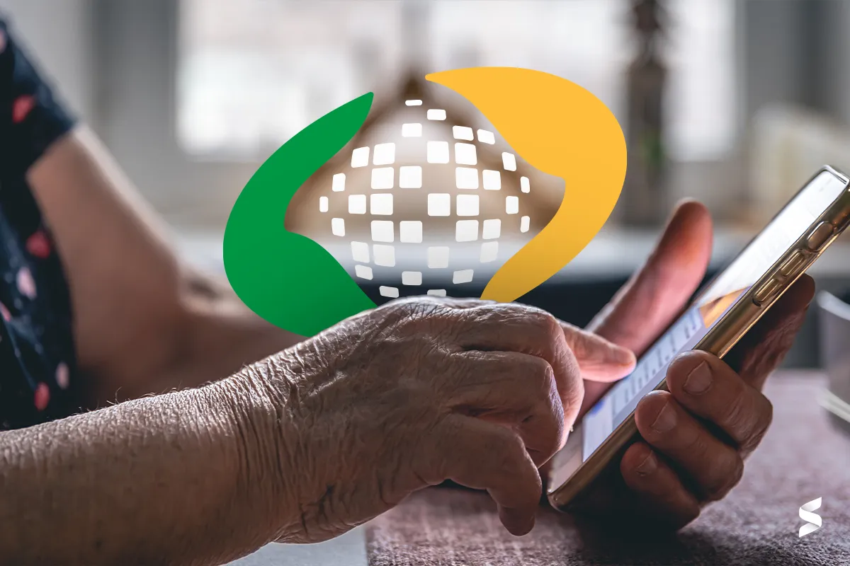 Idoso utilizando um smartphone para consultar informações sobre benefícios do INSS.