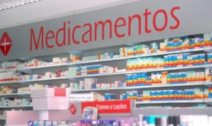  Estante de medicamentos com destaque para produtos de Farmácia Popular