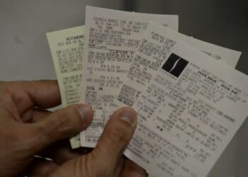 Imagem de cupons fiscais com CPF na nota, representando o direito ao pagamento de valores acumulados.