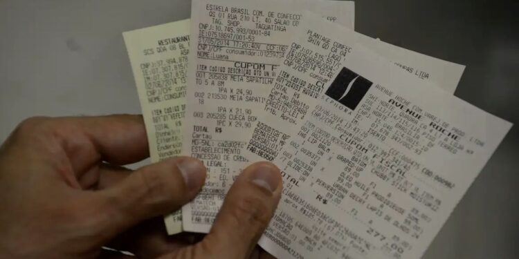 Imagem de cupons fiscais com CPF na nota, representando o direito ao pagamento de valores acumulados.