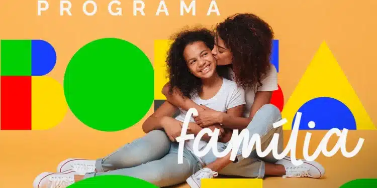 Mãe beijando filha sorridente, representando o Programa Bolsa Família.