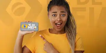 Jovem segurando um celular exibindo o programa Pé-de-Meia, com expressão de surpresa.