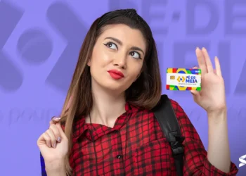 Mulher segurando cartão do Pé-de-Meia, com fundo roxo e destaque para o programa de benefícios de R$ 1.050.