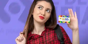 Mulher segurando cartão do Pé-de-Meia, com fundo roxo e destaque para o programa de benefícios de R$ 1.050.