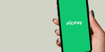 Imagem do aplicativo PicPay sendo exibido em um smartphone, ilustrando a funcionalidade de antecipação de salário disponível no app.