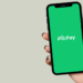 Imagem do aplicativo PicPay sendo exibido em um smartphone, ilustrando a funcionalidade de antecipação de salário disponível no app.