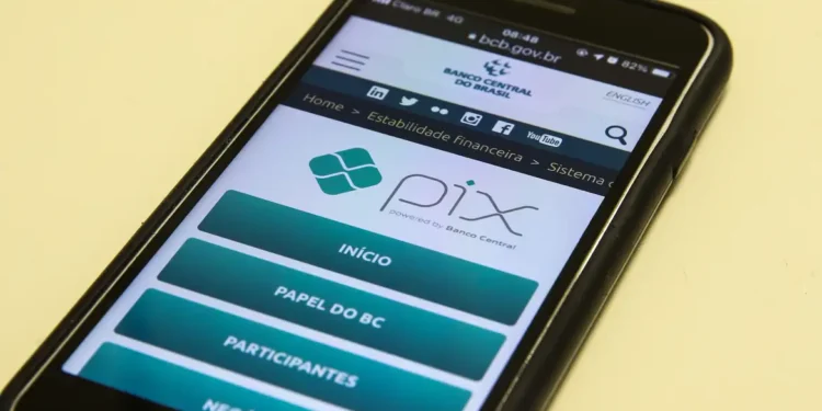 Imagem de um celular com a imagem de um Pix