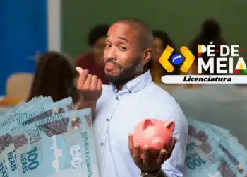 Homem com um cofrinho rosa e dinheiro de 100 reais, destacando a inscrição Pé de Meia Licenciaturas