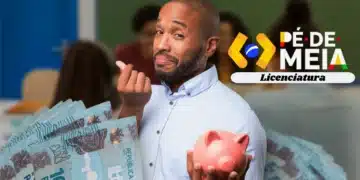 Homem com um cofrinho rosa e dinheiro de 100 reais, destacando a inscrição Pé de Meia Licenciaturas