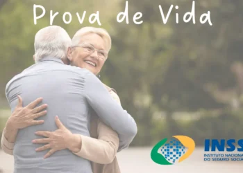 Casal de idosos se abraçando com texto sobre a prova de vida do INSS.
