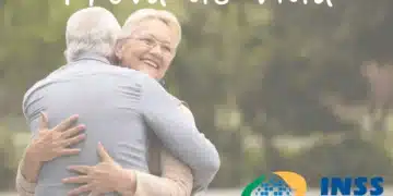 Casal de idosos se abraçando com texto sobre a prova de vida do INSS.