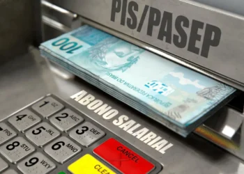 Caixa eletrônico liberando notas de 100 reais com destaque para PIS/PASEP e Abono Salarial.