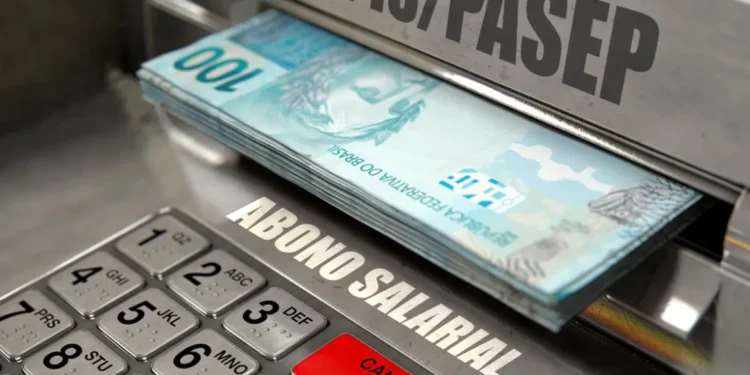 Caixa eletrônico liberando notas de 100 reais com destaque para PIS/PASEP e Abono Salarial.