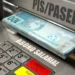Caixa eletrônico liberando notas de 100 reais com destaque para PIS/PASEP e Abono Salarial.
