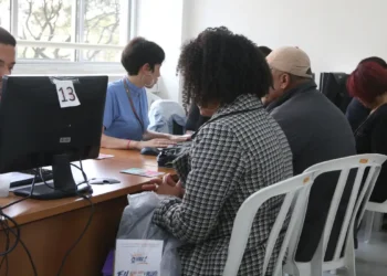 Imagem de beneficiários indo consultar o seguro desemprego