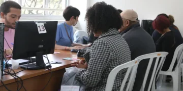 Imagem de beneficiários indo consultar o seguro desemprego