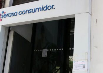 Fachada da loja Serasa Consumidor, com informações sobre o Feirão Limpa Nome e horários de atendimento.