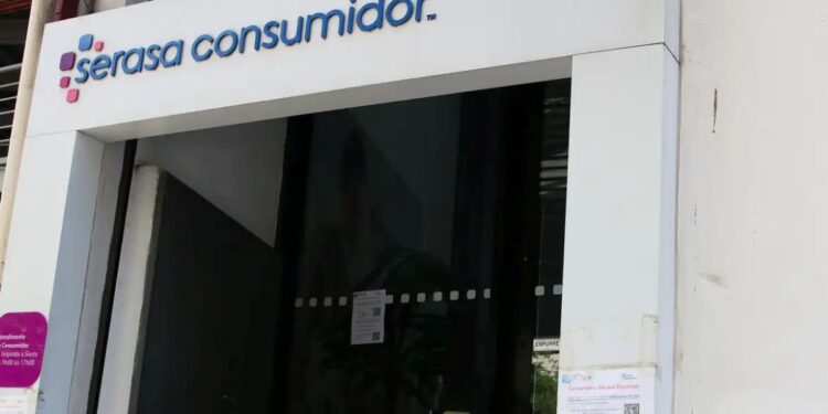 Fachada da loja Serasa Consumidor, com informações sobre o Feirão Limpa Nome e horários de atendimento.