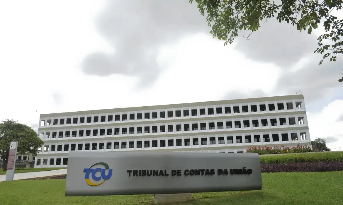 Fachada do prédio do Tribunal de Contas da União (TCU) com sua placa de identificação.