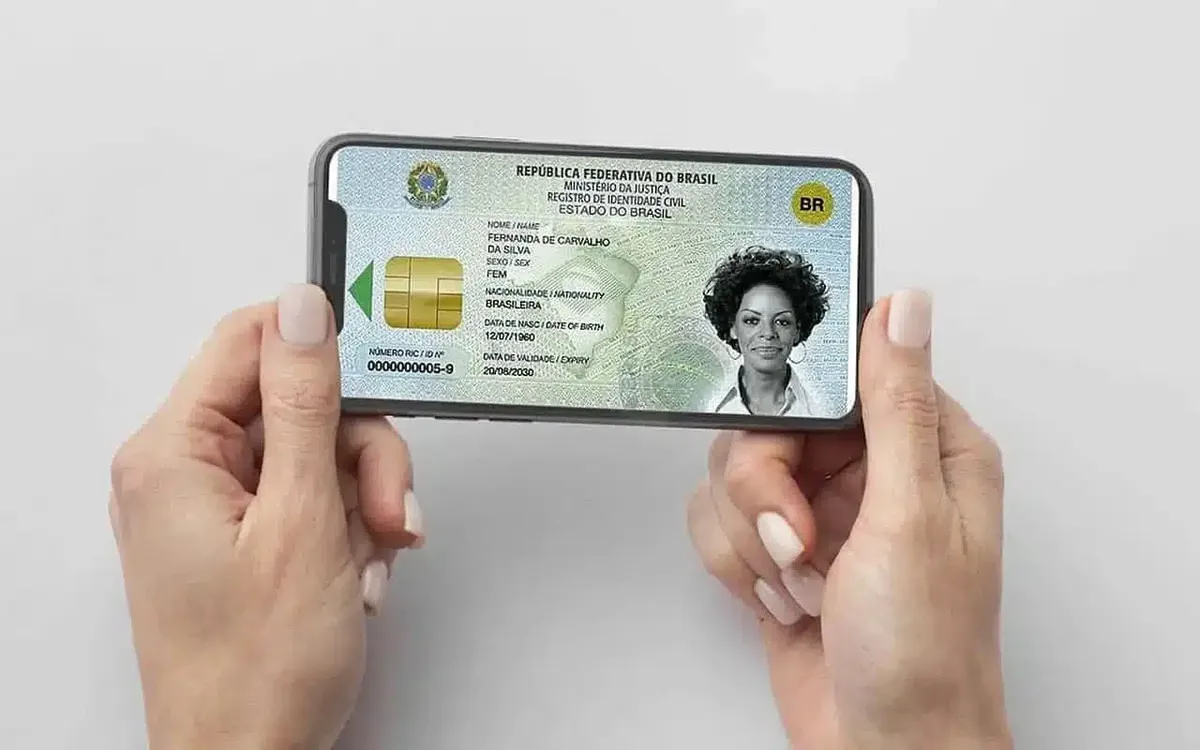 Nova Carteira de Identidade Nacional (CIN) exibida na tela de um smartphone.