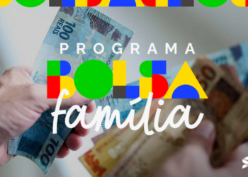 Cédulas de dinheiro nas mãos de uma pessoa, com o texto "Programa Bolsa Família" sobreposto.