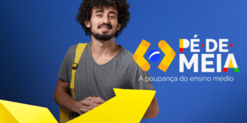 Jovem sorridente com mochila amarela ao lado do logotipo do Programa Pé-de-Meia e do slogan "A poupança do ensino médio
