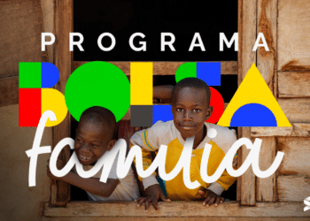 Crianças sorrindo na janela com fundo colorido e texto do programa Bolsa Família. Tem pagamento hoje?