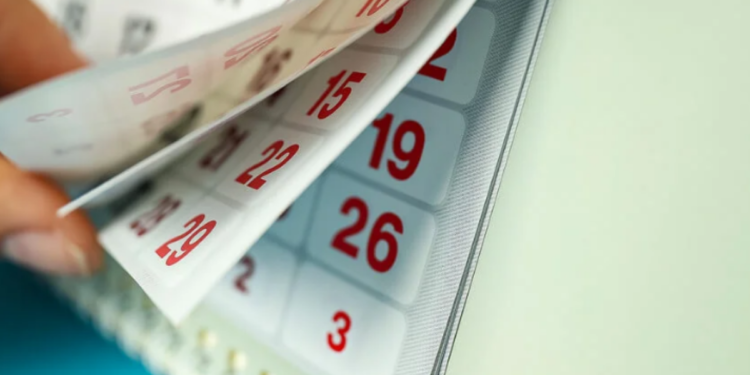 Calendário de 2025 com datas de feriados e folgas.