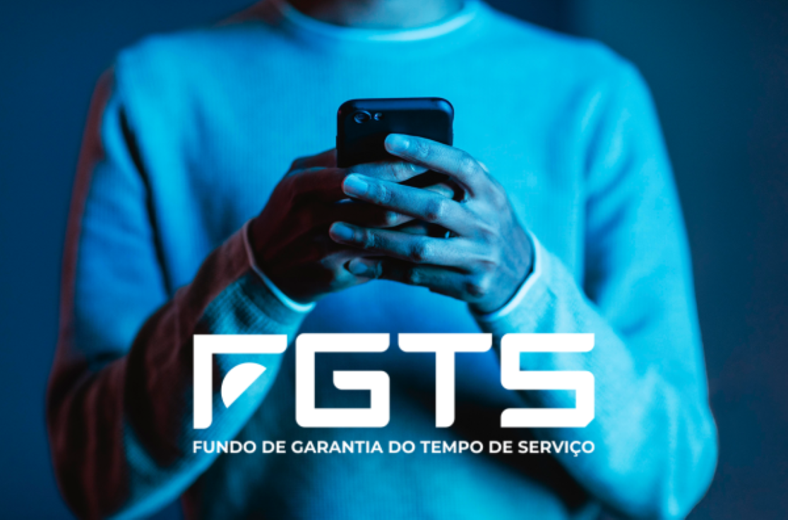 Pessoa segurando um smartphone com o logotipo do FGTS sobreposto, representando acesso ao aplicativo."